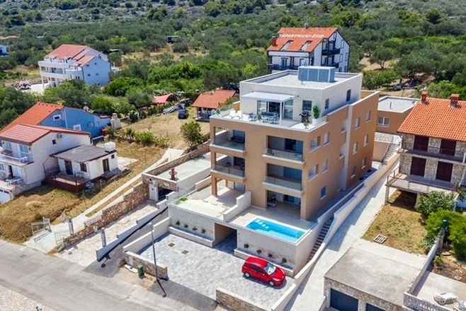 Modernes Appartement im Erdgeschoss mit Pool in der 1. Reihe zum Meer