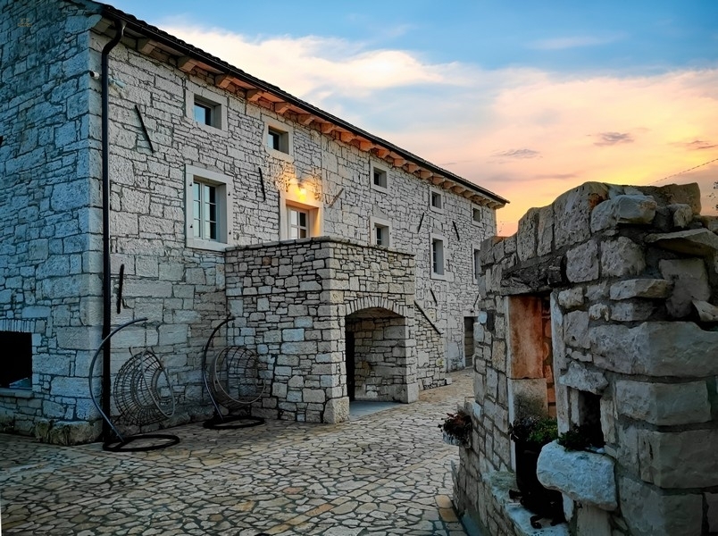 Thumbnail von Barrierefreies Anwesen mit zwei Steinhäusern und Swimmingpool