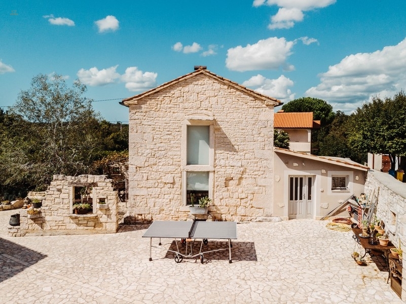 Thumbnail von Barrierefreies Anwesen mit zwei Steinhäusern und Swimmingpool