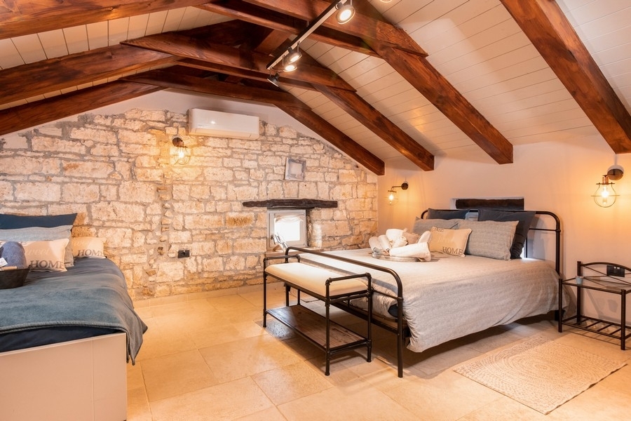 Thumbnail von Barrierefreies Anwesen mit zwei Steinhäusern und Swimmingpool