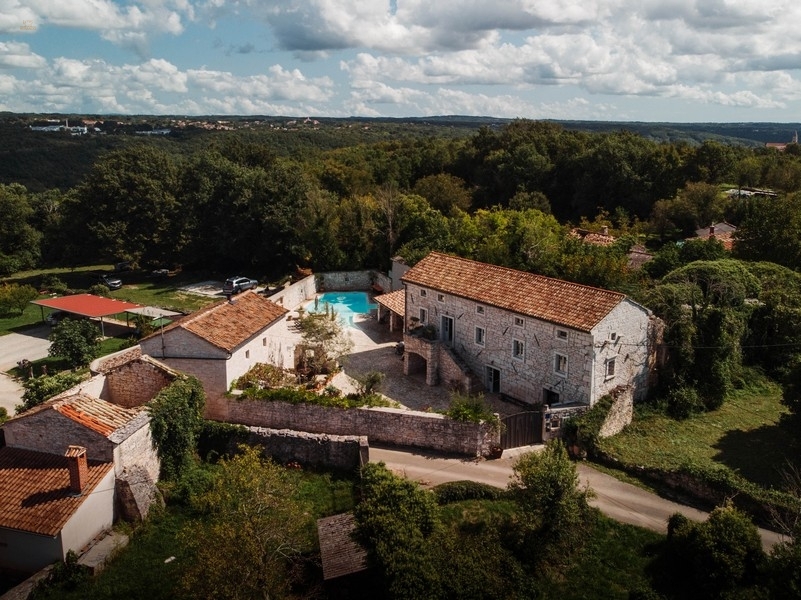 Thumbnail von Barrierefreies Anwesen mit zwei Steinhäusern und Swimmingpool