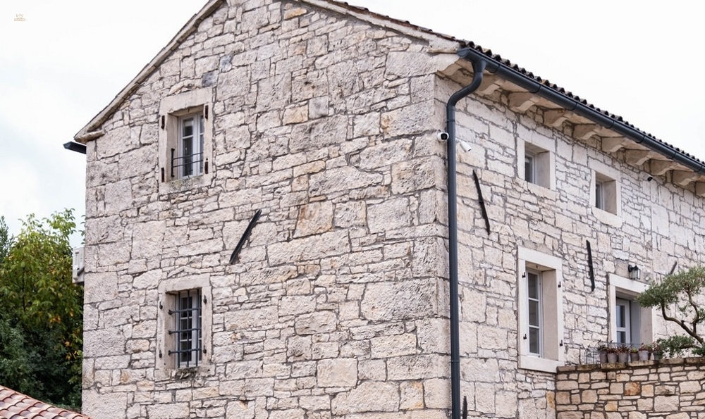 Thumbnail von Barrierefreies Anwesen mit zwei Steinhäusern und Swimmingpool