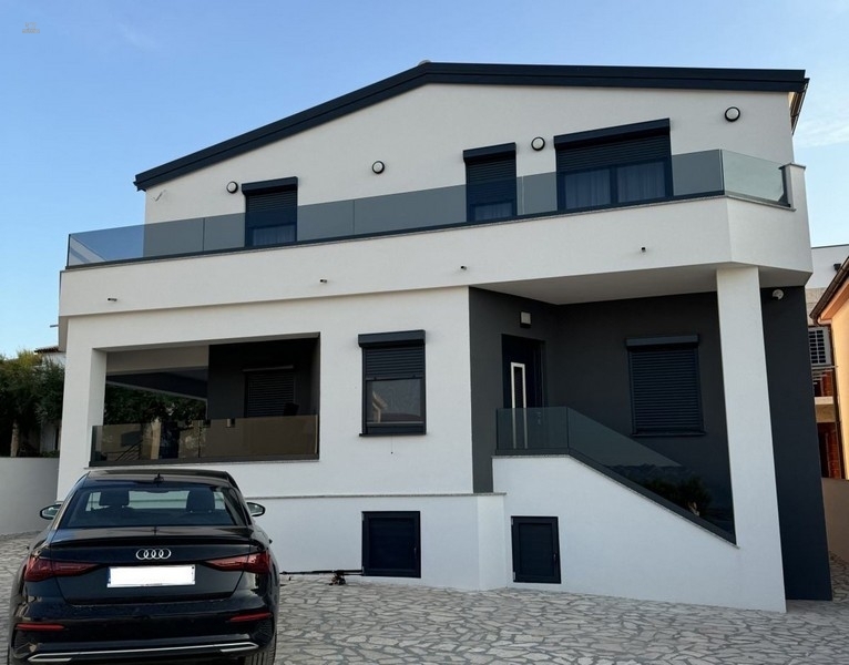 Modernes Haus nahe dem Meer