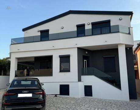 Modernes Haus nahe dem Meer