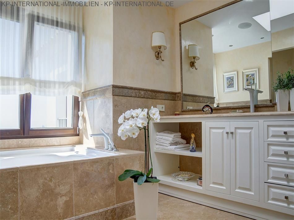 Thumbnail von ***Moderne Architektur mit Panoramablick auf das Meer und die Berge***