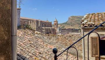 Thumbnail von Immogold Sizilien. Instaurieren sie das sizilianische Palazzo mit Innenhof und Kirche