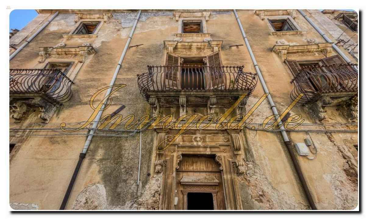 Immogold Sizilien. Instaurieren sie das sizilianische Palazzo mit Innenhof und Kirche