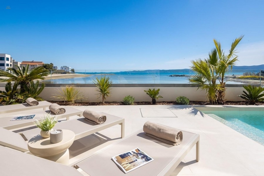 Thumbnail von Moderne Villa in der 1. Reihe zum Meer