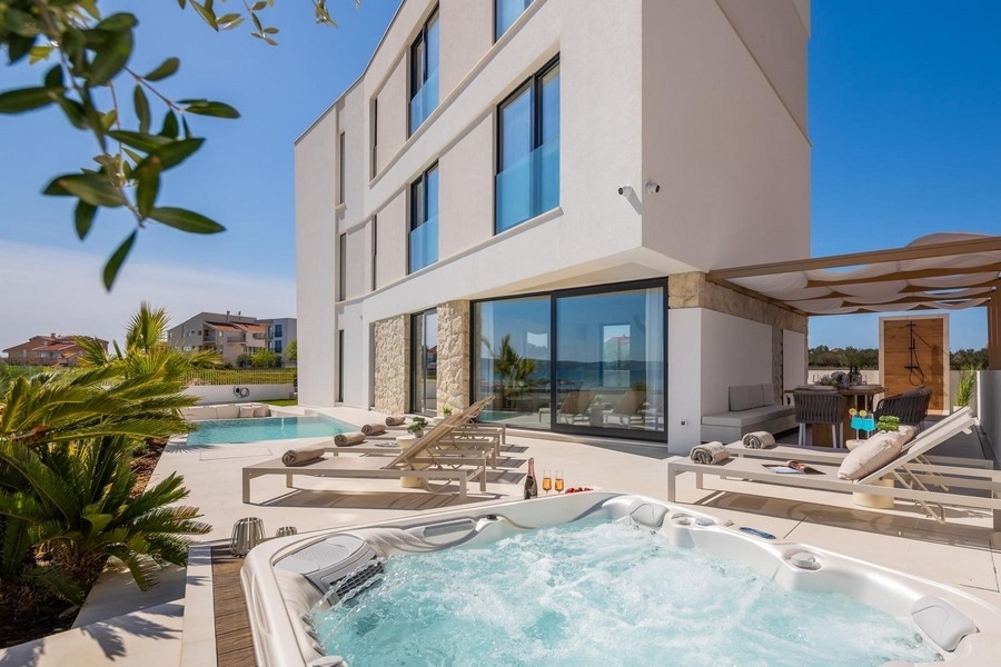 Thumbnail von Moderne Villa in der 1. Reihe zum Meer