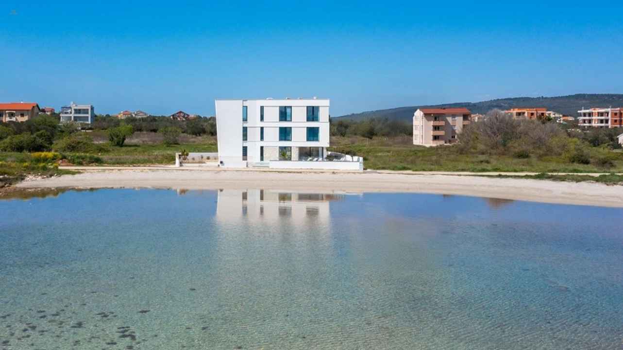 Moderne Villa in der 1. Reihe zum Meer