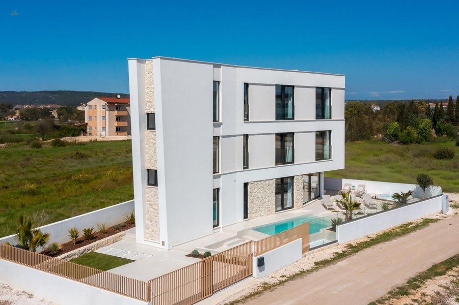 Thumbnail von Moderne Villa in der 1. Reihe zum Meer