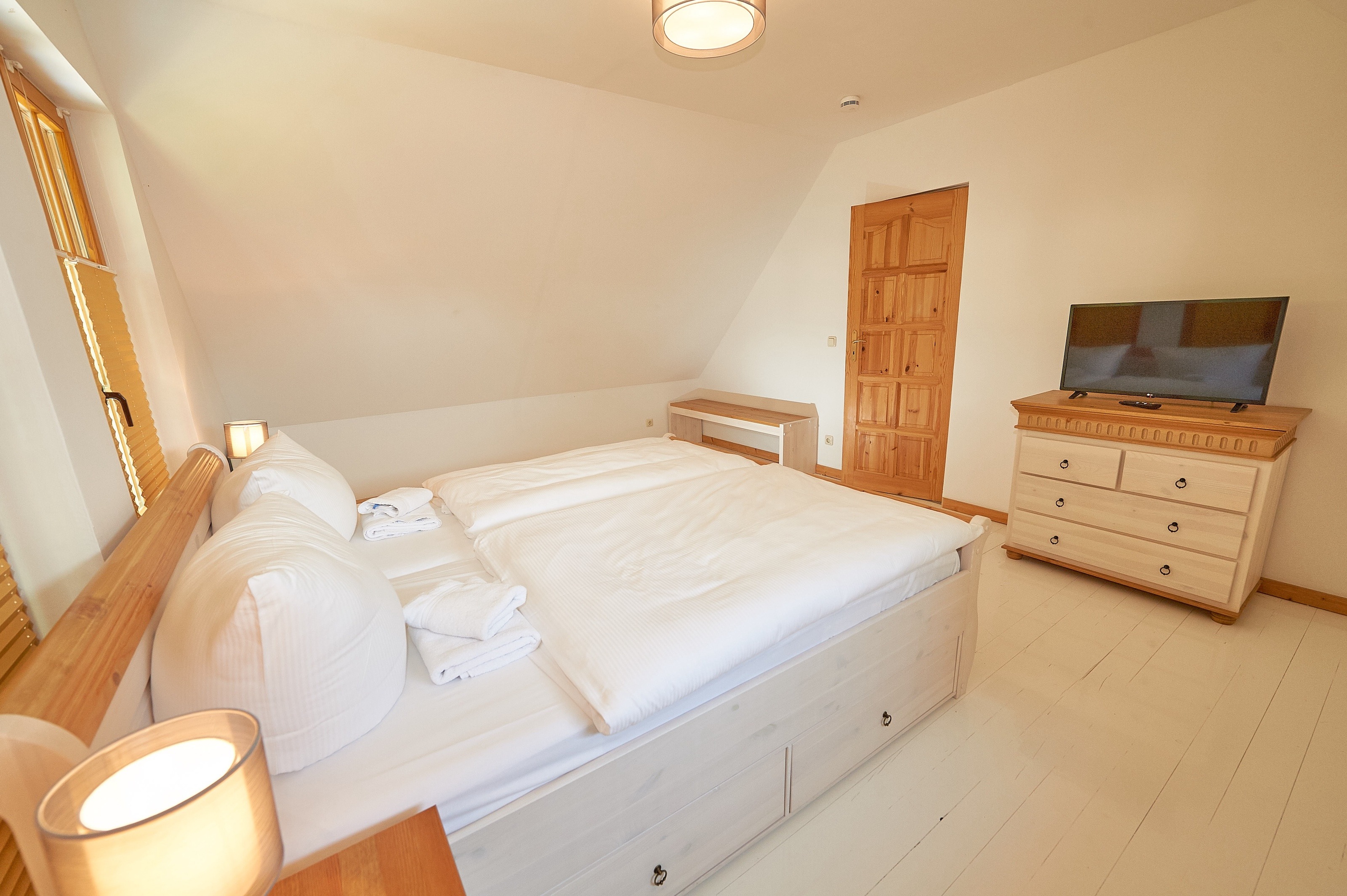 Thumbnail von Holz trifft Hochufer: 4 strandnahe Wohneinheiten - Meeresrauschen gratis!