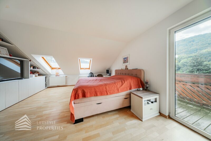 Thumbnail von Luxuriöse Villa im Wienerwald – Beheizter Salzwasserpool, Gartenparadies & Premium-Parkmöglichkeiten