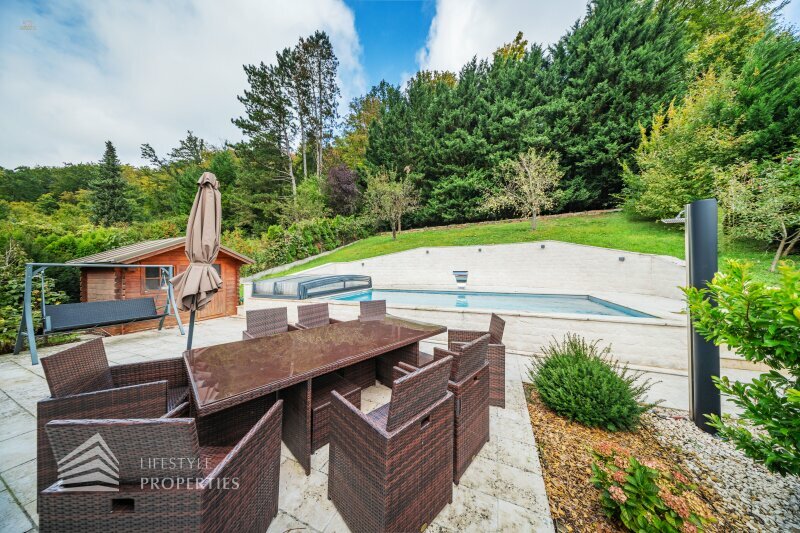 Thumbnail von Luxuriöse Villa im Wienerwald – Beheizter Salzwasserpool, Gartenparadies & Premium-Parkmöglichkeiten
