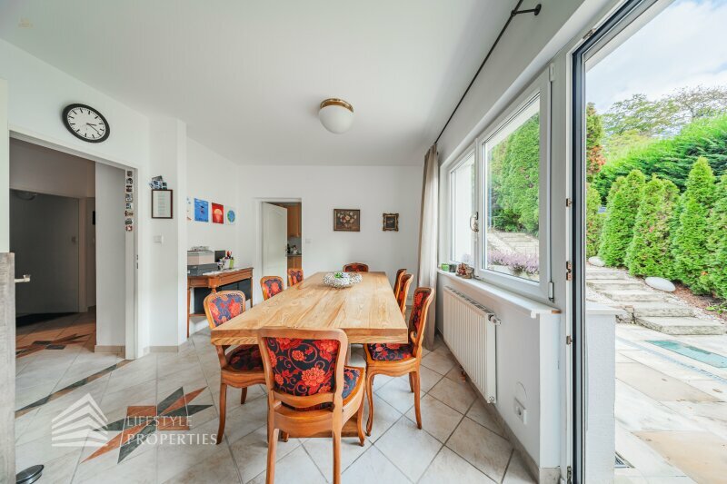 Thumbnail von Luxuriöse Villa im Wienerwald – Beheizter Salzwasserpool, Gartenparadies & Premium-Parkmöglichkeiten