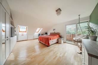 Thumbnail von Luxuriöse Villa im Wienerwald – Beheizter Salzwasserpool, Gartenparadies & Premium-Parkmöglichkeiten