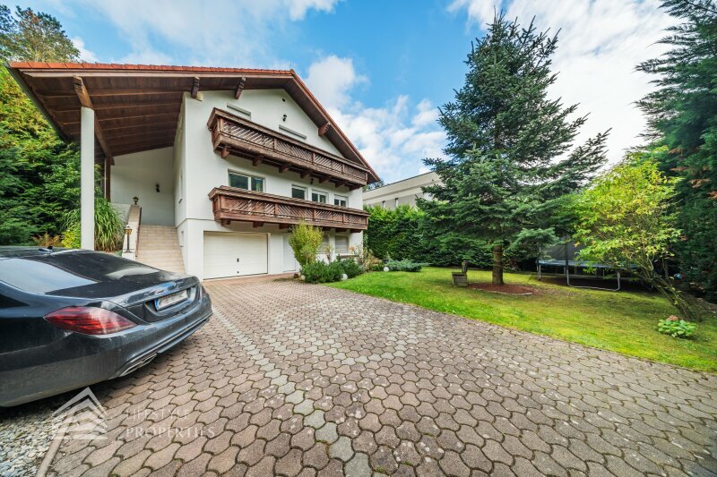 Thumbnail von Luxuriöse Villa im Wienerwald – Beheizter Salzwasserpool, Gartenparadies & Premium-Parkmöglichkeiten