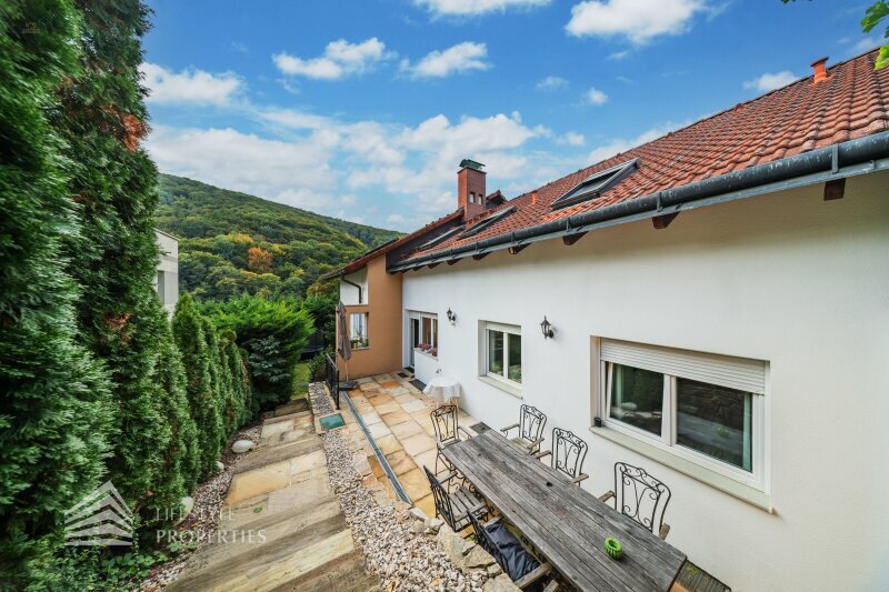 Thumbnail von Luxuriöse Villa im Wienerwald – Beheizter Salzwasserpool, Gartenparadies & Premium-Parkmöglichkeiten