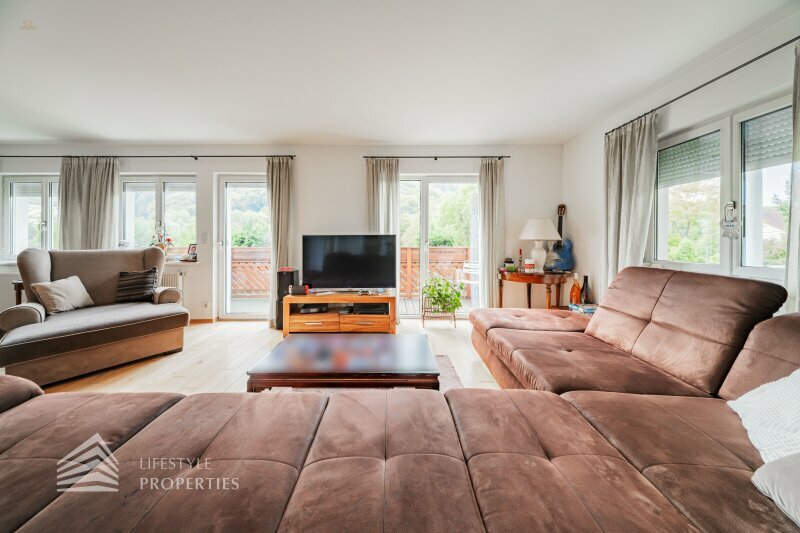 Thumbnail von Luxuriöse Villa im Wienerwald – Beheizter Salzwasserpool, Gartenparadies & Premium-Parkmöglichkeiten