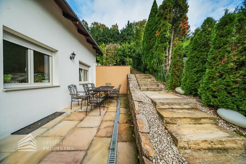 Thumbnail von Luxuriöse Villa im Wienerwald – Beheizter Salzwasserpool, Gartenparadies & Premium-Parkmöglichkeiten
