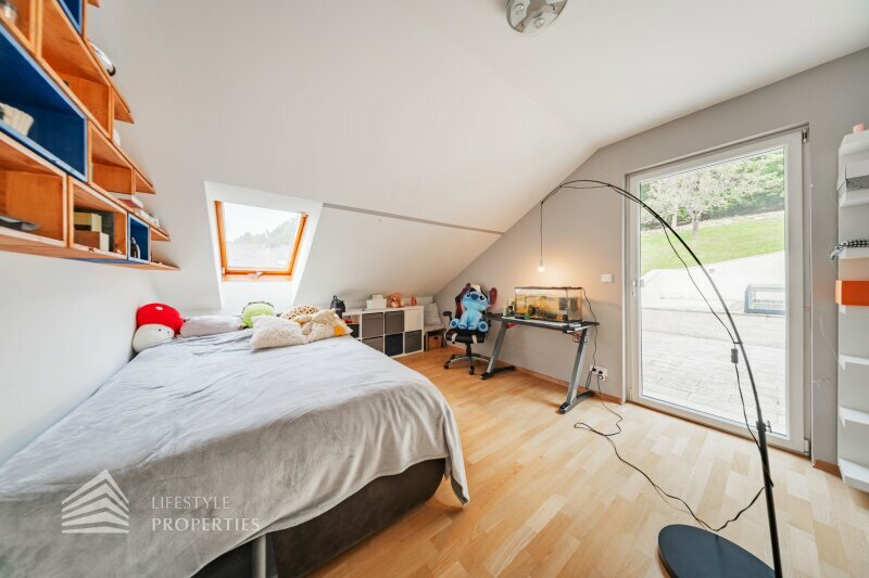 Thumbnail von Luxuriöse Villa im Wienerwald – Beheizter Salzwasserpool, Gartenparadies & Premium-Parkmöglichkeiten