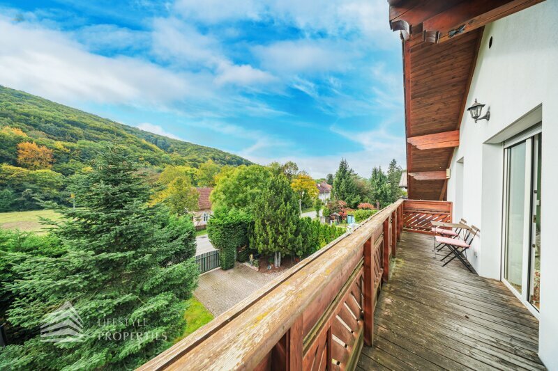 Thumbnail von Luxuriöse Villa im Wienerwald – Beheizter Salzwasserpool, Gartenparadies & Premium-Parkmöglichkeiten