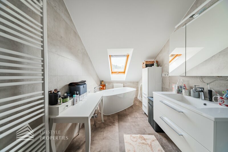 Thumbnail von Luxuriöse Villa im Wienerwald – Beheizter Salzwasserpool, Gartenparadies & Premium-Parkmöglichkeiten