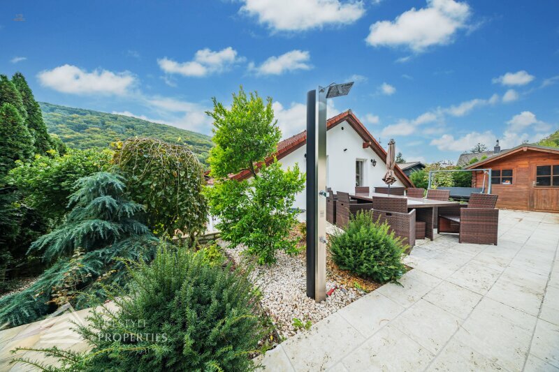 Thumbnail von Luxuriöse Villa im Wienerwald – Beheizter Salzwasserpool, Gartenparadies & Premium-Parkmöglichkeiten