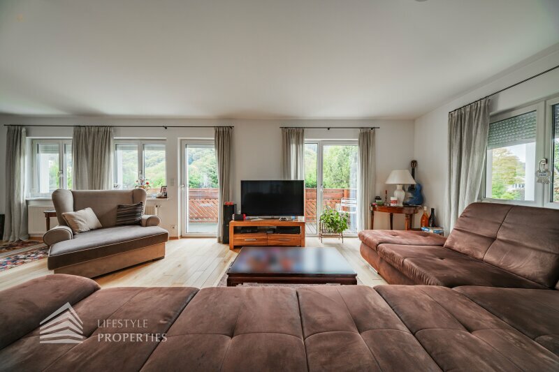 Thumbnail von Luxuriöse Villa im Wienerwald – Beheizter Salzwasserpool, Gartenparadies & Premium-Parkmöglichkeiten