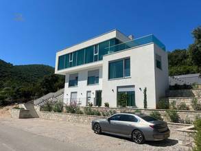 Thumbnail von Moderne Luxusvilla mit Pool und Panorama-Meerblick