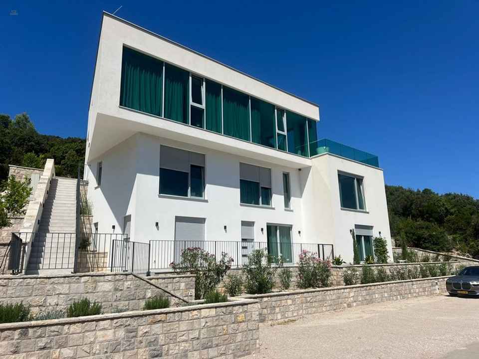 Moderne Luxusvilla mit Pool und Panorama-Meerblick