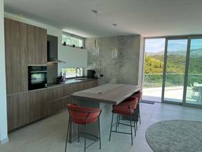 Thumbnail von Moderne Luxusvilla mit Pool und Panorama-Meerblick