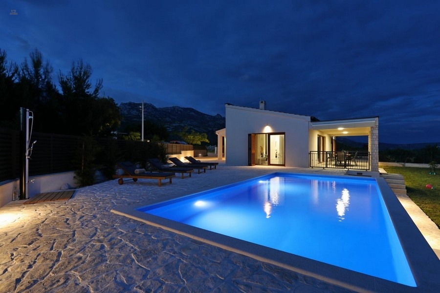 Moderner Bungalow mit Pool und Meerblick
