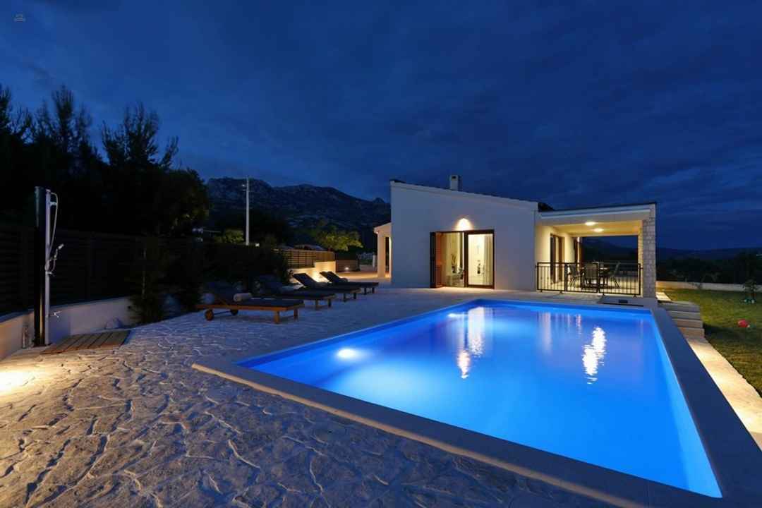 Moderner Bungalow mit Pool und Meerblick