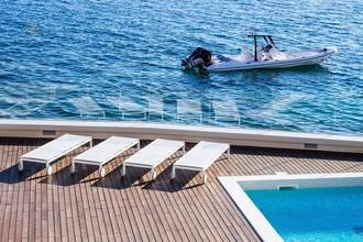 Moderne Luxusvilla direkt am Meer