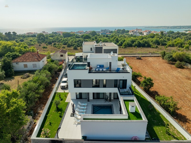 Moderne Villa mit Dachterrasse und Pool, Region Zadar