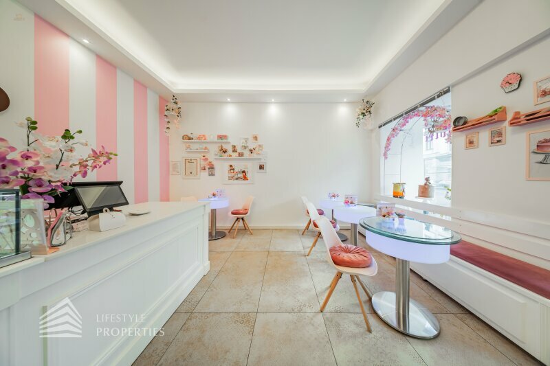 Fully equipped café and pastry shop – French charm & operational in a lively location