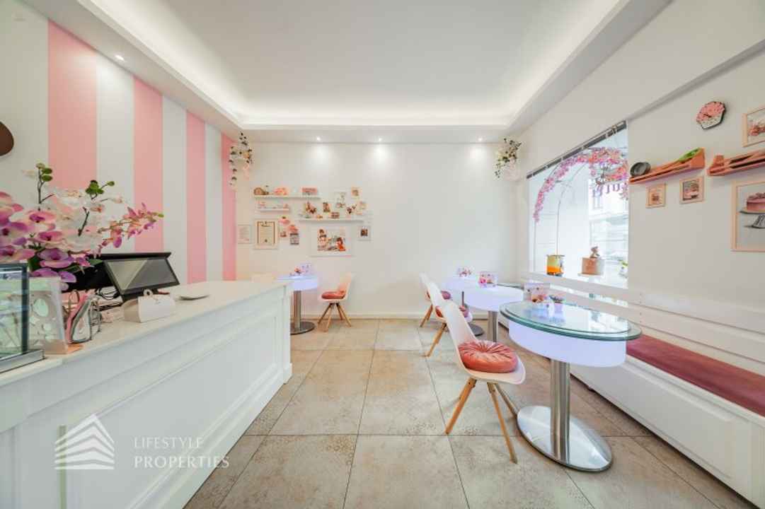 Полностью оборудованный кафе-кондитерская — французский шарм и готовность к работе в оживленном районе