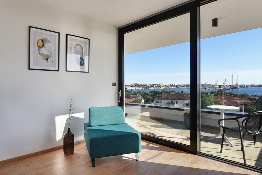 Thumbnail von Moderne Villa mit Pool und Dachterrasse