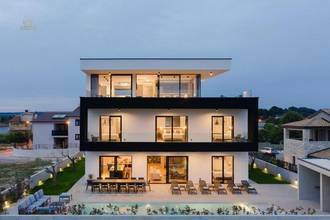 Thumbnail von Moderne Villa mit Pool und Dachterrasse