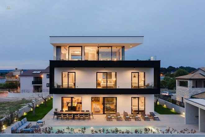 Moderne Villa mit Pool und Dachterrasse