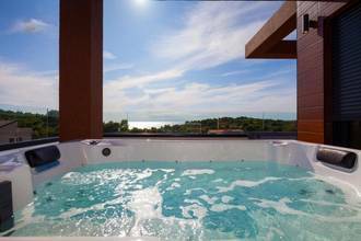 Thumbnail von Moderne Luxusvilla mit Swimmingpool und Meerblick, Region Pula