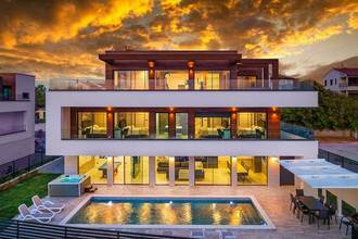 Thumbnail von Moderne Luxusvilla mit Swimmingpool und Meerblick, Region Pula