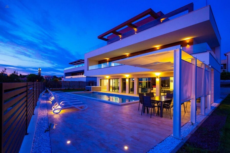 Thumbnail von Moderne Luxusvilla mit Swimmingpool und Meerblick, Region Pula
