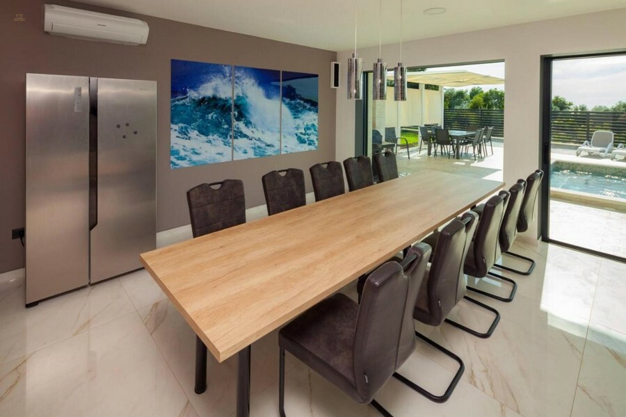 Thumbnail von Moderne Luxusvilla mit Swimmingpool und Meerblick, Region Pula