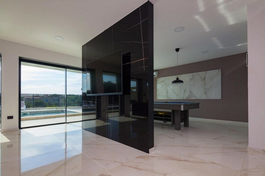 Thumbnail von Moderne Luxusvilla mit Swimmingpool und Meerblick, Region Pula