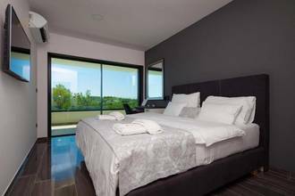 Thumbnail von Moderne Luxusvilla mit Swimmingpool und Meerblick, Region Pula