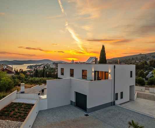 Moderne Villa mit Pool nahe dem Meer