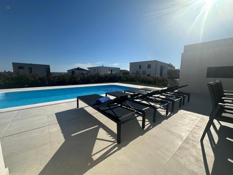 Thumbnail von Moderne Villa mit Pool und Meerblick