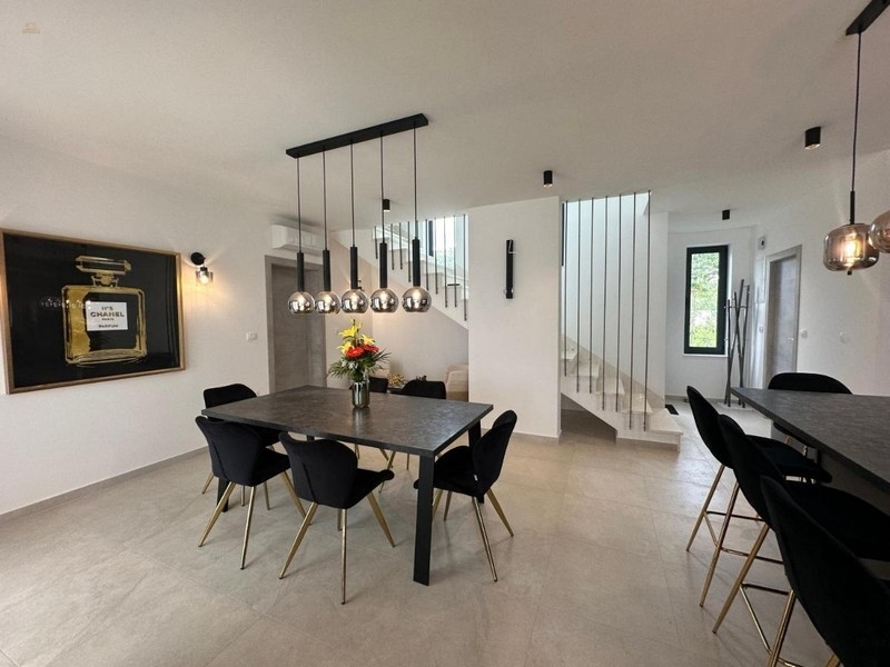 Thumbnail von Moderne Villa mit Pool und Meerblick